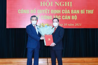 Đồng chí Nguyễn Quang Dương, Ủy viên T.Ư Đảng, Phó Trưởng Ban Tổ chức Trung ương trao Quyết định.