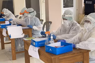 Xét nghiệm virus SARS-CoV-2 cần do người có chuyên môn y tế tiến hành. (Ảnh: XUÂN SƠN)