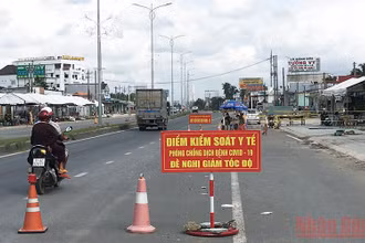 Tỉnh Bến Tre vẫn duy trì chốt kiểm soát tại cầu Rạch Miễu để kiểm soát người và phương tiện ra, vào.
