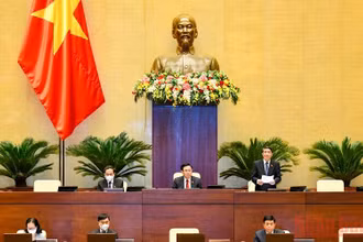 Chủ tịch Quốc hội Vương Đình Huệ chủ trì phiên họp. (Ảnh: LINH NGUYÊN)