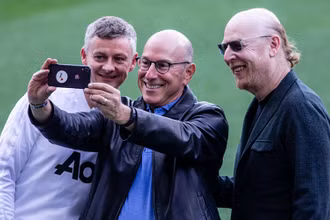 Huấn luyện viên Solskjaer chụp ảnh cùng hai anh em nhà Glazer, đồng Chủ tịch MU. (Ảnh: TheAthletic) 