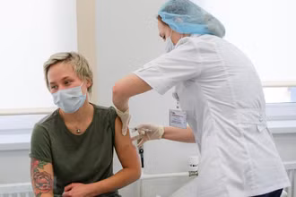 Nhân viên y tế tiêm vaccine ngừa Covid-19 cho người dân tại Moskva, Nga. (Ảnh: THX/TTXVN)