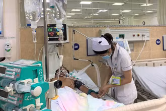 Một bệnh nhân ngộ độc rượu đang được điều trị tại Bệnh viện đa khoa Đồng Nai.