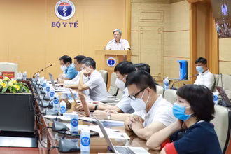 Thứ trưởng Y tế Nguyễn Trường Sơn phát biểu tại hội nghị. 