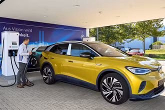 Nhân viên kỹ thuật làm việc tại dây chuyền sản xuất xe điện Volkswagen. (Ảnh: Reuters)