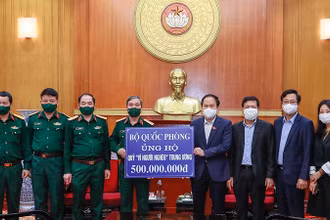 Trao biểu trưng số tiền 500 triệu đồng Bộ Quốc phòng ủng hộ Quỹ "Vì người nghèo" Trung ương. (Ảnh: Quang Vinh)