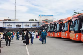 Người dân được các đơn vị hỗ trợ về quê miễn phí sáng 26/10 tại bến xe Miền Tây.