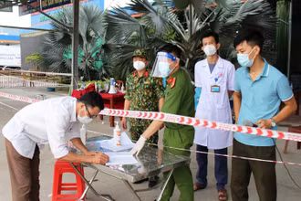 Đại diện huyện Như Xuân hoàn tất thủ tục đón, quản lý công dân hồi hương.