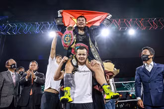 Thu Nhi giương cao quốc kỳ Việt Nam trên võ đài quyền Anh chuyên nghiệp thế giới. (Ảnh: WBO)