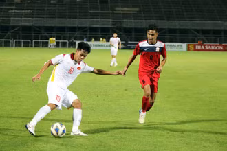 Hữu Thắng đi bóng trước cầu thủ U23 Kyrgyzstan. (Ảnh: VFF)