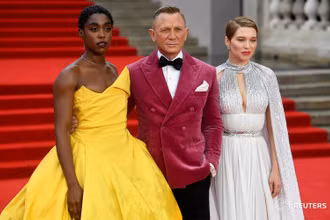 Nam diễn viên Daniel Craig và các nữ diễn viên trong phim tại buổi công chiếu phim. (Ảnh: Reuters)