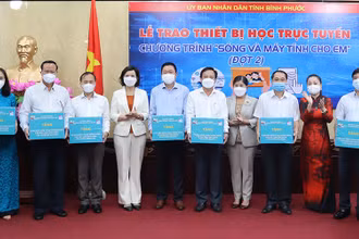 Lãnh đạo tỉnh Bình Phước trao điện thoại cho các địa phương.