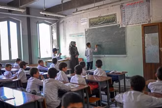 Một lớp học dành cho các nam sinh tại trường Istiklal ở Kabul, Afghanistan ngày 18/9. (Ảnh: TTXVN)