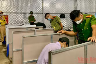 Người dân thực hiện khai báo y tế tại chốt kiểm soát phòng dịch đèo Pha Đin.