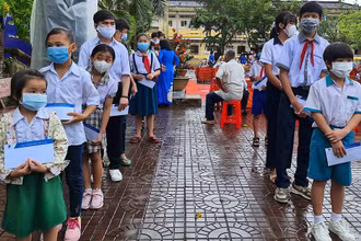 Học sinh tiểu học “vùng xanh” huyện Đầm Dơi thực hiện tốt “5K” ngày đầu tiên trở lại trường.