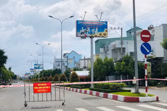 UBND thành phố Bạc Liêu phong tỏa khu vực đường Trần Huỳnh. (Ảnh Trọng Duy)