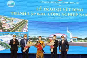 Trao quyết định đầu tư và thành lập Khu công nghiệp Nam Tân Tập cho Saigontel.