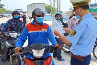 Tại chốt kiểm dịch liên ngành cầu Tân Đệ (giáp ranh tỉnh Nam Định).