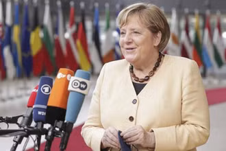 Thủ tướng Đức Angela Merkel phát biểu với báo giới khi tới tham dự hội nghị thượng đỉnh Liên minh châu Âu tại Brussels (Bỉ), ngày 21/10/2021. (Ảnh: AFP/TTXVN)