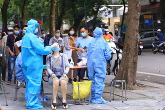 Triển khai lấy mẫu xét nghiệm cho người dân quanh khu vực Bệnh viện Việt Đức (Ảnh: TTXVN)