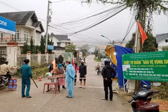 Lực lượng chức năng kiểm soát khu vực liên quan đến chùm ca bệnh Covid-19 tại làng hoa Vạn Thành.
