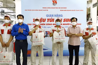 Trao các “Túi an sinh” tặng thanh niên công nhân, người lao động có hoàn cảnh khó khăn.
