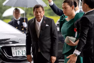 Tổng thống Philippines Rodrigo Duterte cùng con gái - bà Sara Duterte-Carpio đến dự lễ lên ngôi của Nhật hoàng Naruhito tại Tokyo, Nhật Bản, ngày 22/10/2019. (Ảnh: Pool/Reuters)