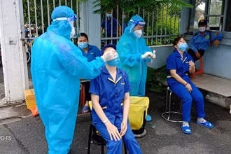 Công ty FRONICS, KCX Tân Thuận test nhanh, kiểm tra y tế cho công nhân sáng 4/10.