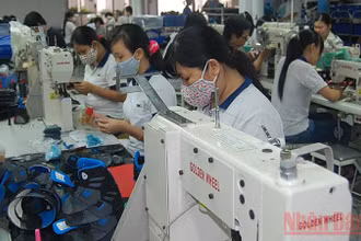 Công nhân Công ty cổ phần Giày Thái Bình (Đồng Nai) sản xuất giày thể thao xuất khẩu. (Ảnh: Quang Hưng)
