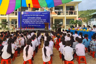 Đại diện Tổng Công ty Điện lực miền Bắc, Công ty Điện lực Điện Biên cùng chính quyền địa phương động thổ khởi công nhà ăn tặng học sinh bán trú.