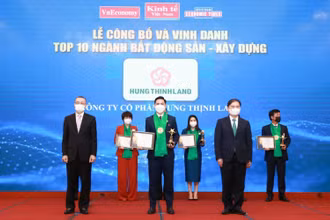 Đại diện Hưng Thịnh Land đón nhận kỷ niệm chương cùng chứng nhận từ Ban Tổ chức.
