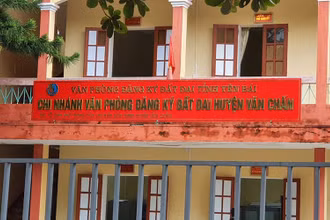 Văn phòng Đăng ký đất đai huyện Văn Chấn, nơi Trần Đăng Khánh làm Giám đốc Chi nhánh.