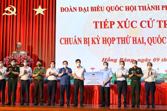 Lễ bàn giao trang thiết bị y tế phòng, chống dịch Covid-19 cho thành phố Hải Phòng. (Ảnh: DUY LINH)
