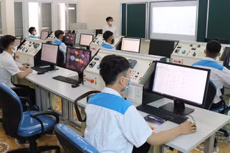 Giờ học ứng dụng công nghệ tại Trường cao đẳng Cơ điện Hà Nội.