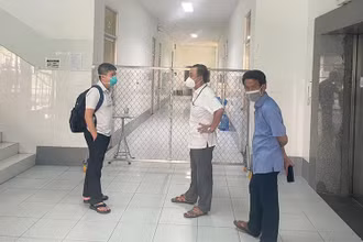 Đoàn công tác Bệnh viện Chợ Rẫy khảo sát tại các bệnh viện huyện có nhiều ca mắc Covid-19 ở Cà Mau. (Ảnh: Bệnh viện cung cấp).