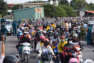 Người dân về quê trên đường Đồng Khởi, giáp ranh giữa huyện Vĩnh Cửu với TP Biên Hòa (Đồng Nai).