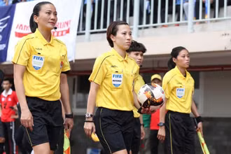 Trọng tài Bùi Thị Thu Trang (giữa). (Ảnh: VFF)