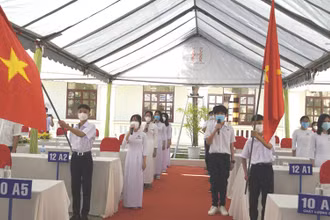 Học sinh Trường trung học cơ sở Kiến Tường, thị xã Kiến Tường (Long An) tại lễ khai giảng năm học mới 2021-2022.