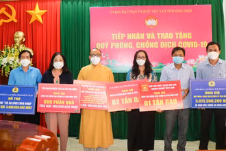 Phó Chủ tịch Ủy ban Mặt trận Tổ quốc Việt Nam tỉnh Đồng Tháp Võ Chí Hữu tiếp nhận ủng hộ từ các đơn vị. Ảnh: NHƯ Ý.