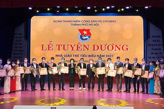 Đại diện các ban, sở, ngành Thủ đô trao danh hiệu “Nhà giáo trẻ tiêu biểu” tặng các thầy, cô giáo có thành tích xuất sắc.