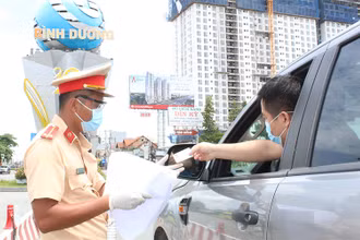 Chốt kiểm soát dịch cầu Vĩnh Bình trên quốc lộ 13 phía TP Thuận An (tỉnh Bình Dương) tiếp giáp  TP Thủ Đức (TP Hồ Chí Minh).