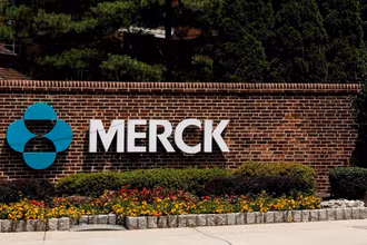 Logo của hãng dược phẩm Mỹ Merck. Ảnh: Reuters.