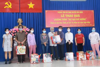 Chương trình “Hạt gạo quê hương” trao 200 phần quà cho người dân xã Đông Thạnh, huyện Hóc Môn.