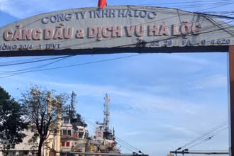 Lực lượng công an phong tỏa Công ty TNHH Hà Lộc để tiến hành khám xét.