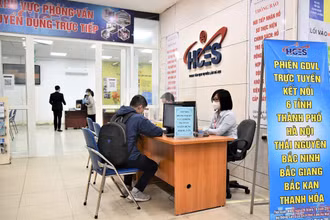Bàn tiếp nhận hồ sơ tại Phiên giao dịch việc làm trực tuyến sáng 28/10.