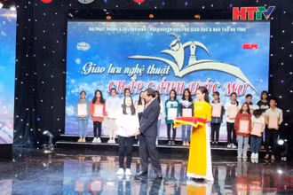 Lãnh đạo Quỹ Khuyến học Hà Tĩnh vinh danh các tân sinh nỗ lực vượt khó.