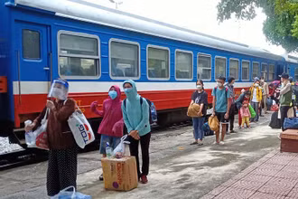 Những công dân bị mắc kẹt tại các tỉnh, thành phố phía nam được tỉnh Thái Bình bố trí về bằng tàu hỏa.