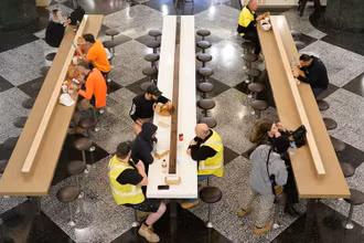 Người dân dùng bữa trong 1 khu ẩm thực của Sydney, Australia, ngày 11/10. (Ảnh: Reuters)