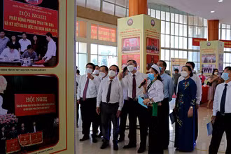 Lãnh đạo tỉnh Hòa Bình cùng đông đảo các tầng lớp nhân dân tham gia trong buổi triển lãm.
