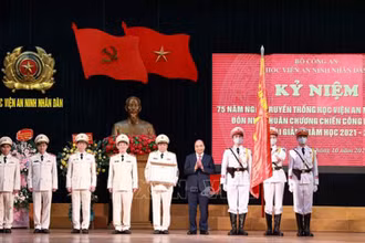 Chủ tịch nước Nguyễn Xuân Phúc trao tặng Huân chương Chiến công hạng Nhất cho Học viện An ninh nhân dân. (Ảnh: TTXVN)